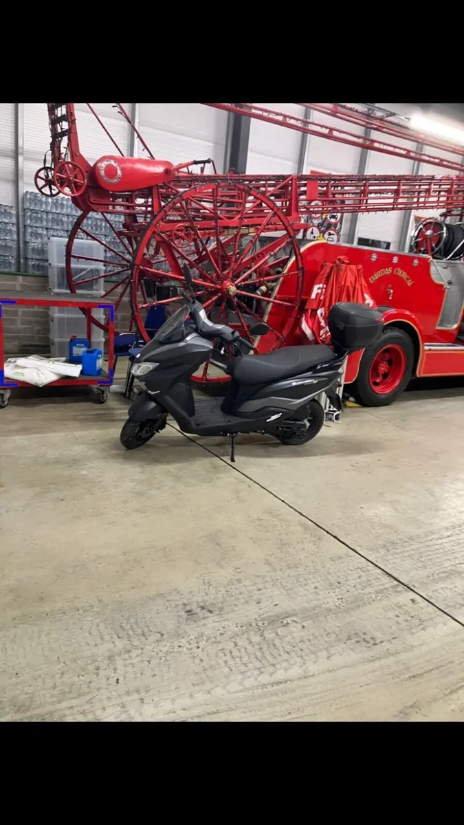 Suzuki Burgman - Image 1