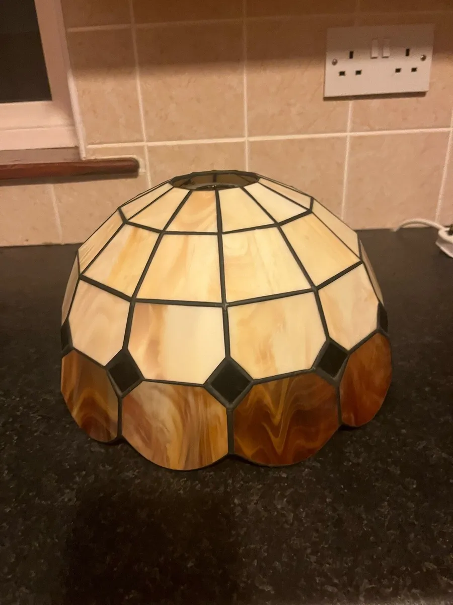 Tiffany lamp shade - Image 1