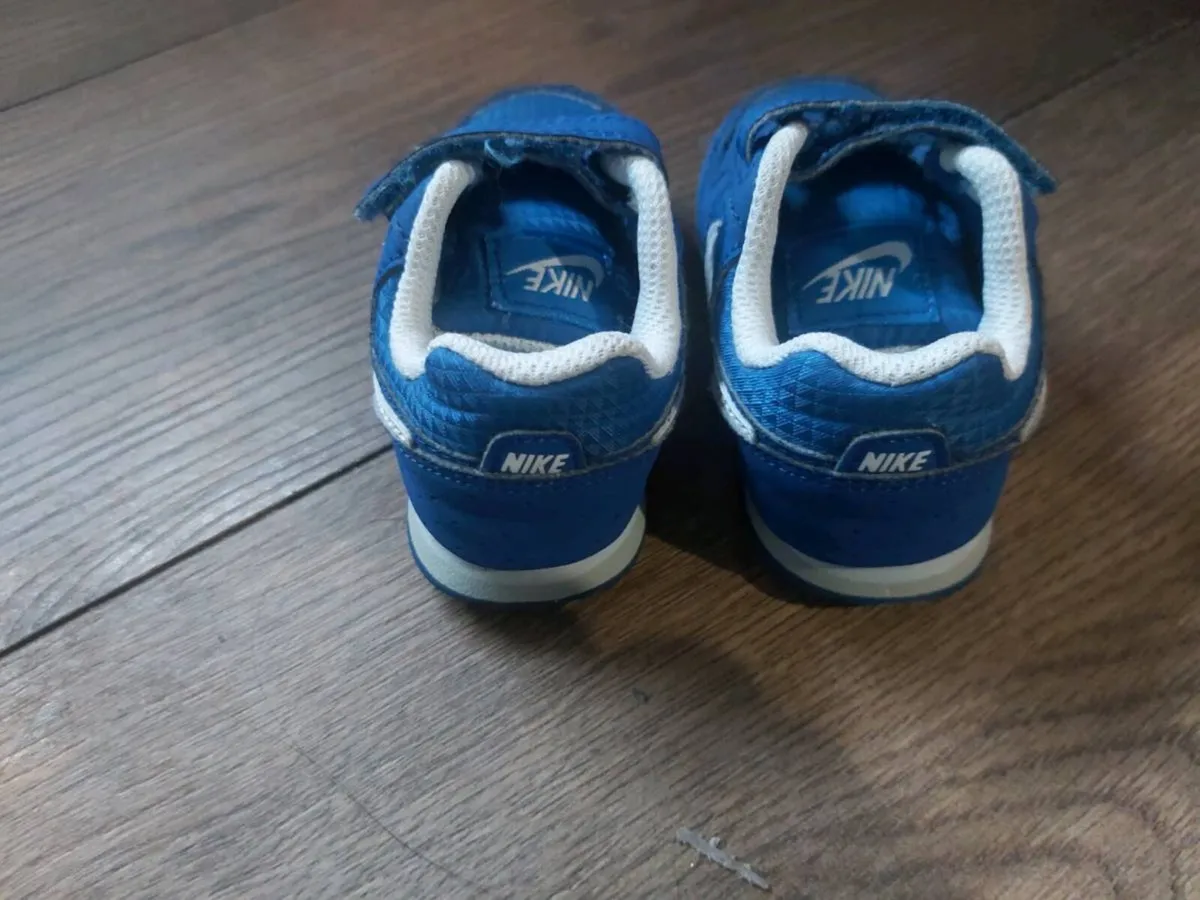 Baby Nike trainers - Image 3