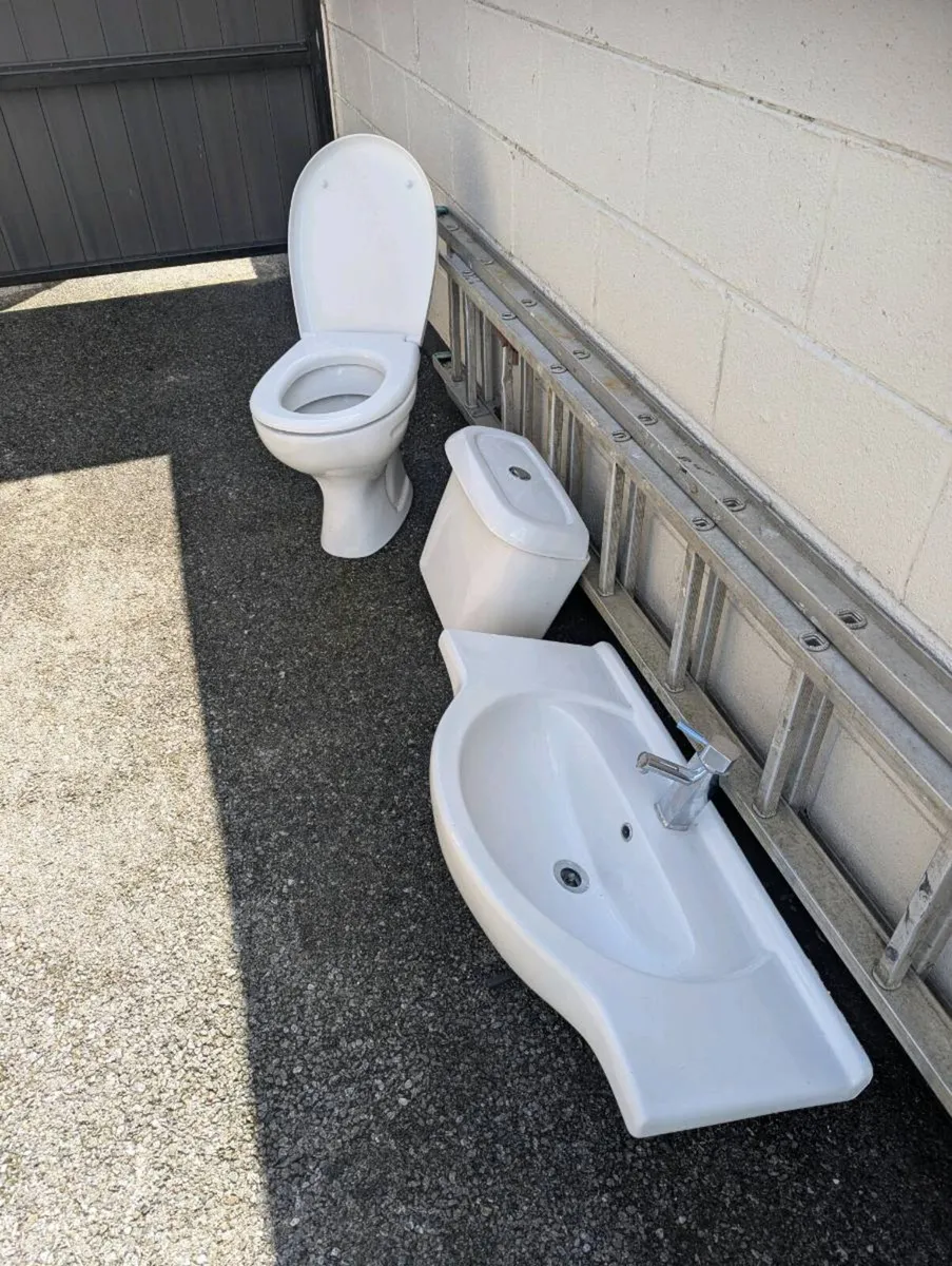Toilet systern, toilet and sink - Image 1