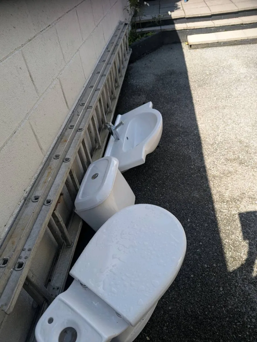 Toilet systern, toilet and sink - Image 2