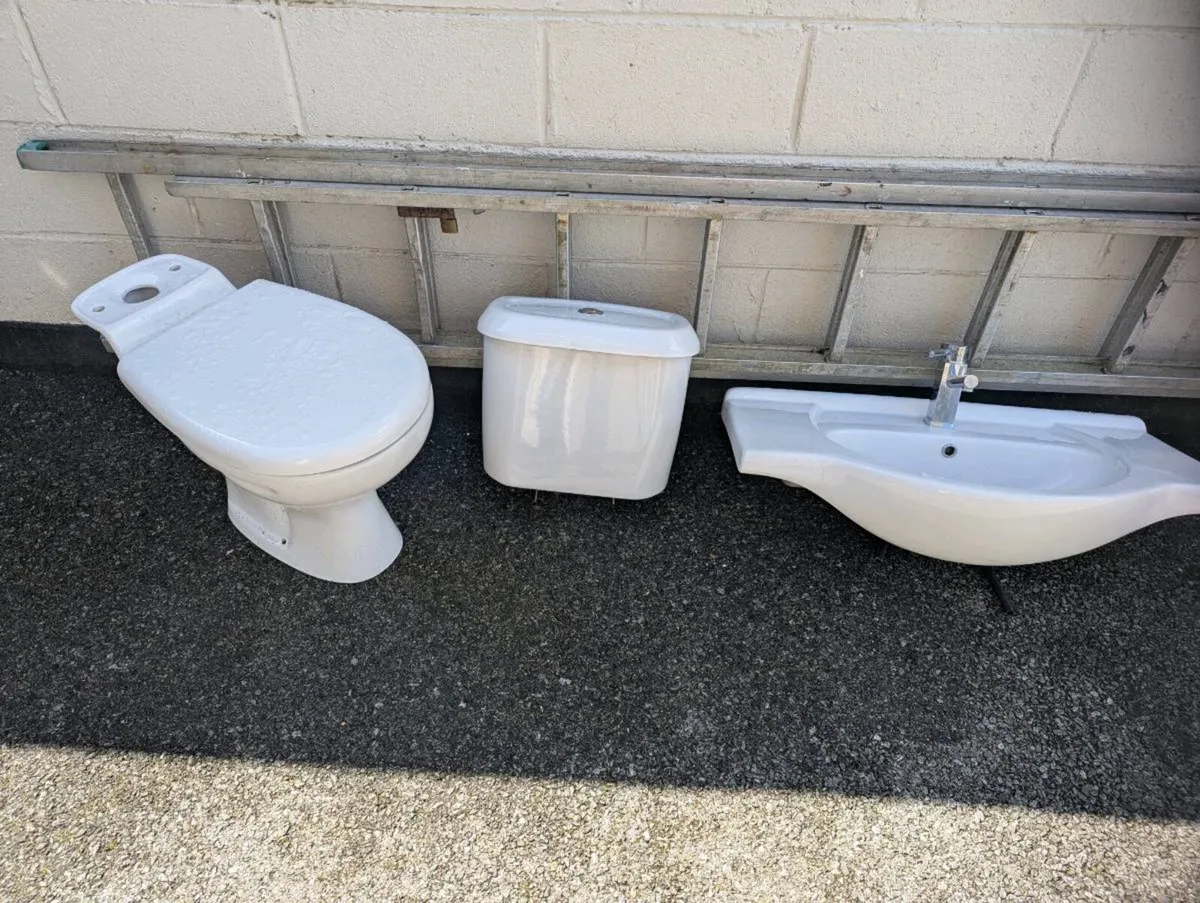 Toilet systern, toilet and sink - Image 3