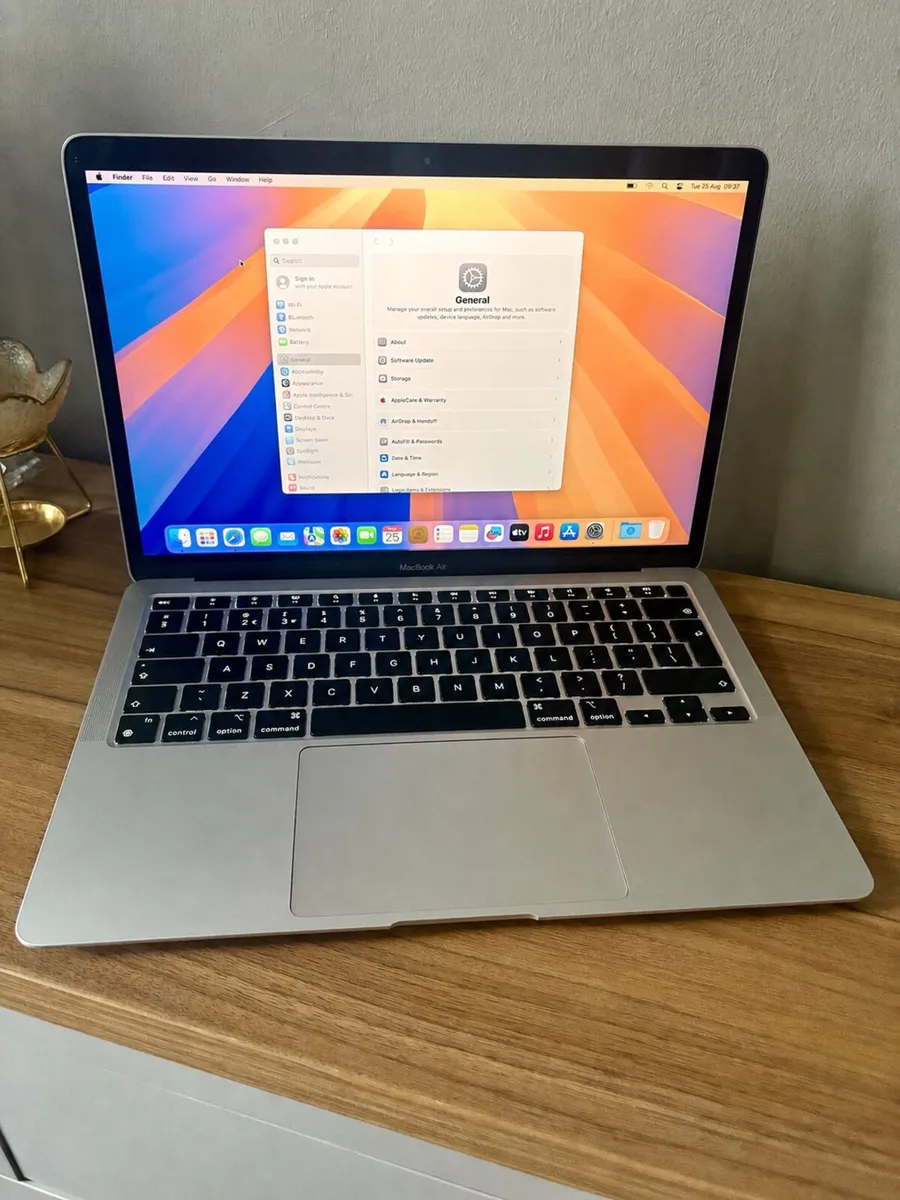 MacBook Air M1 chip - Image 1