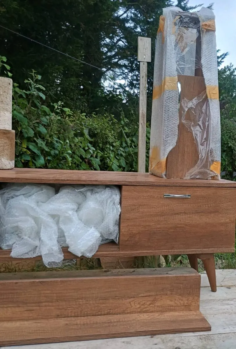 TV unit & shelves - Image 2