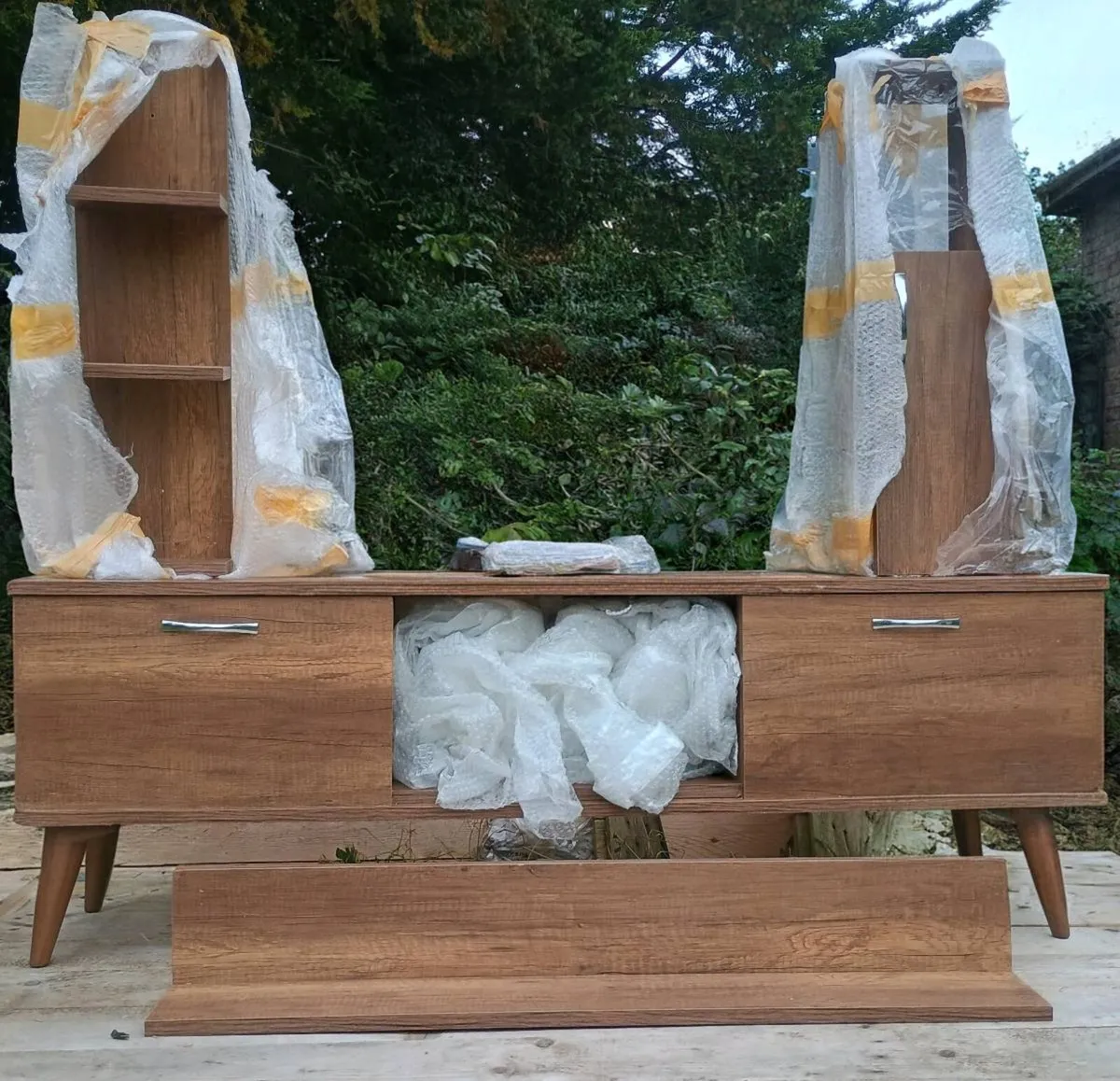 TV unit & shelves - Image 1
