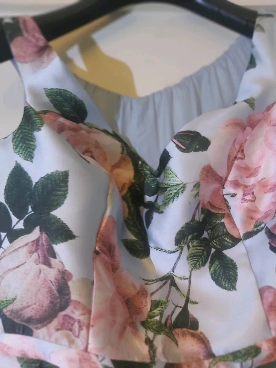 Beautiful floral dress - Image 3
