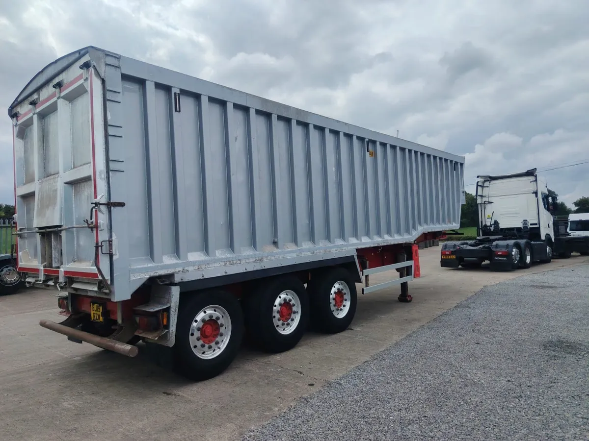 2017 Wilcox bulk tipping trailer Lift axle - Image 3