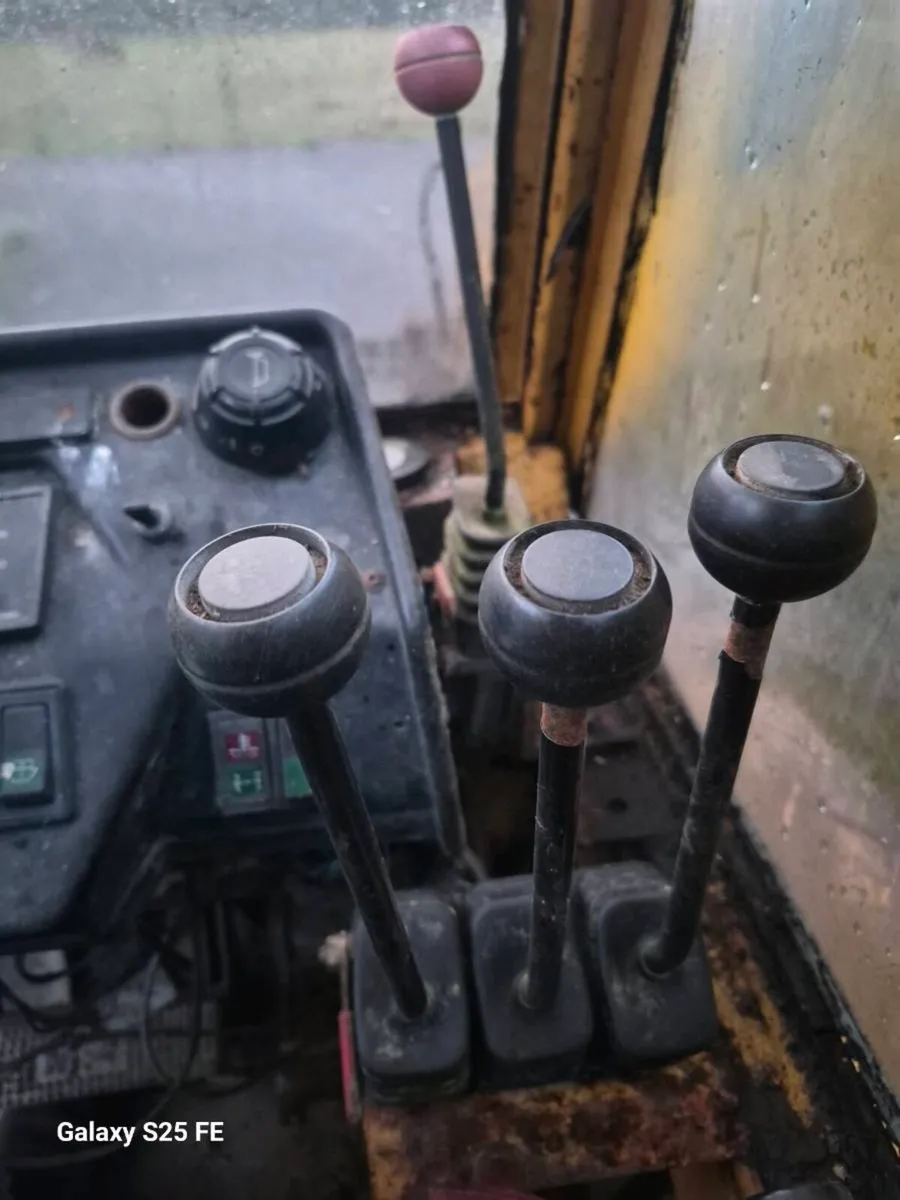 Massey ferguson 25 loader - Image 4