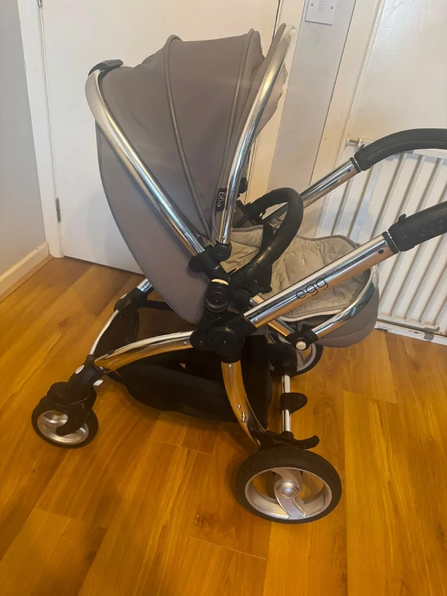 Egg Stroller, Bassinet and Car Seat - Image 1