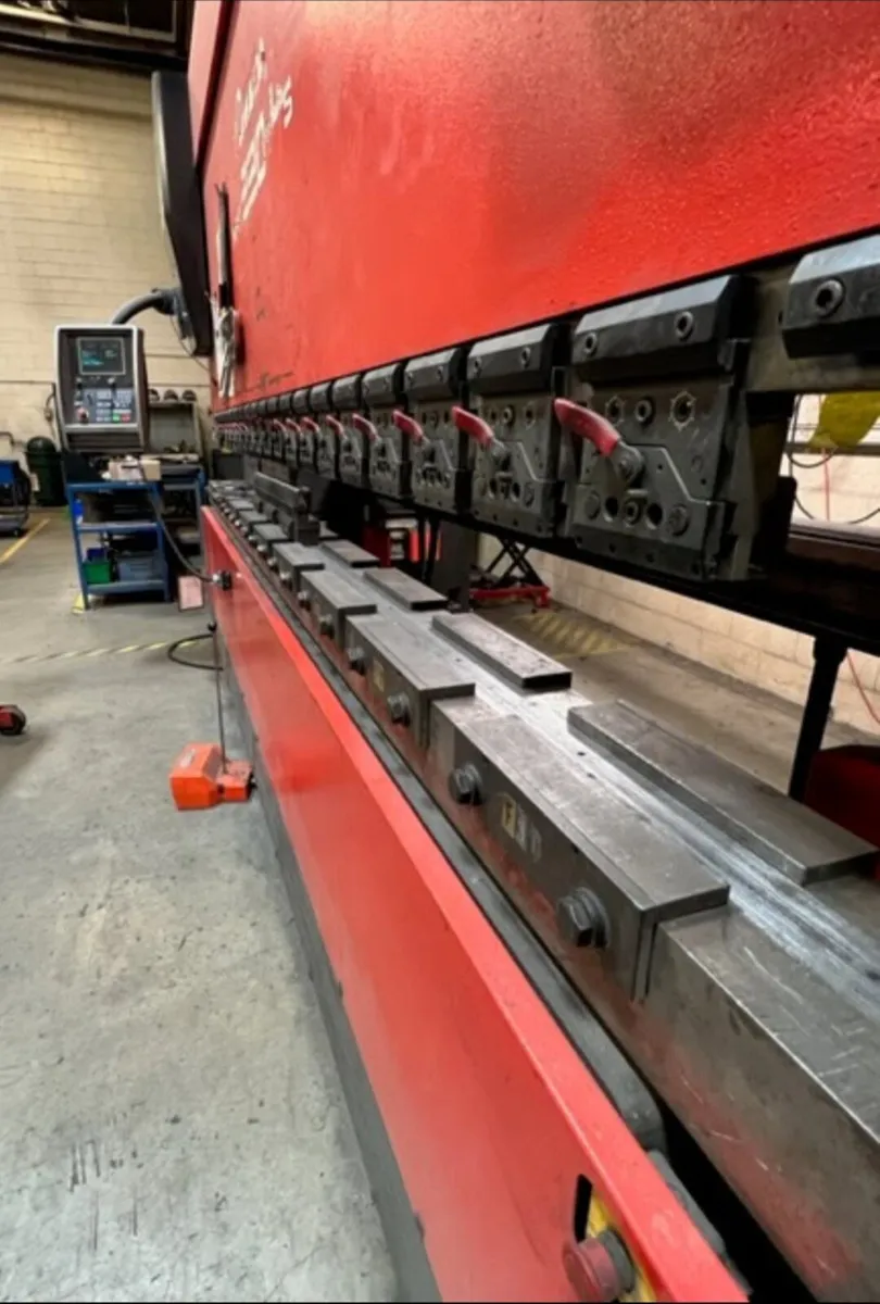 Amada HFE 220-4 press brake - Image 2