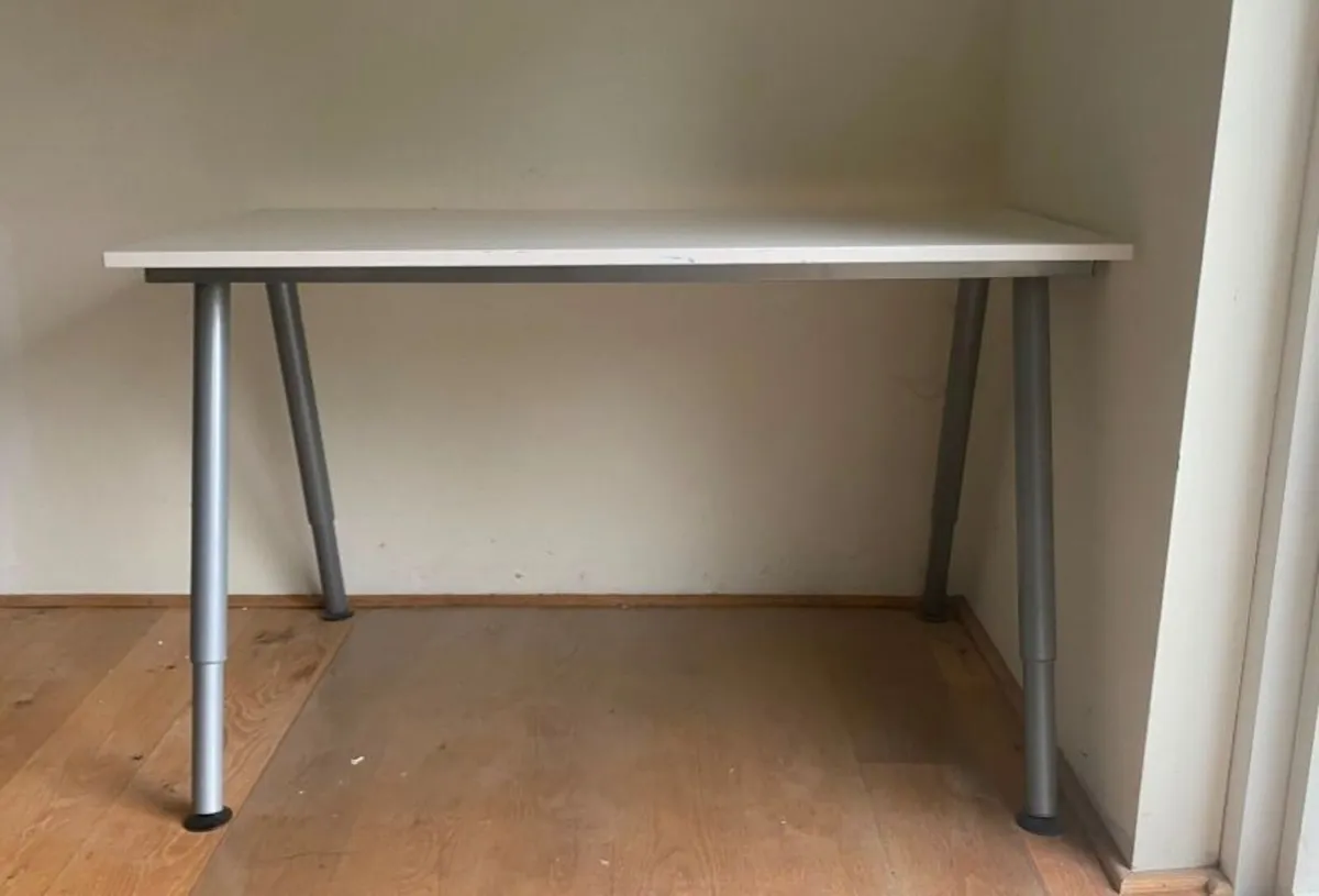 Children's desk - Image 1