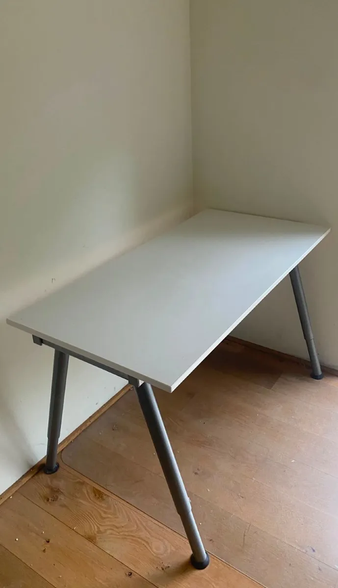 Children's desk - Image 3