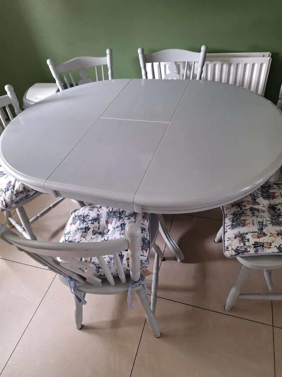 Extandable Table and six chairs - Image 1