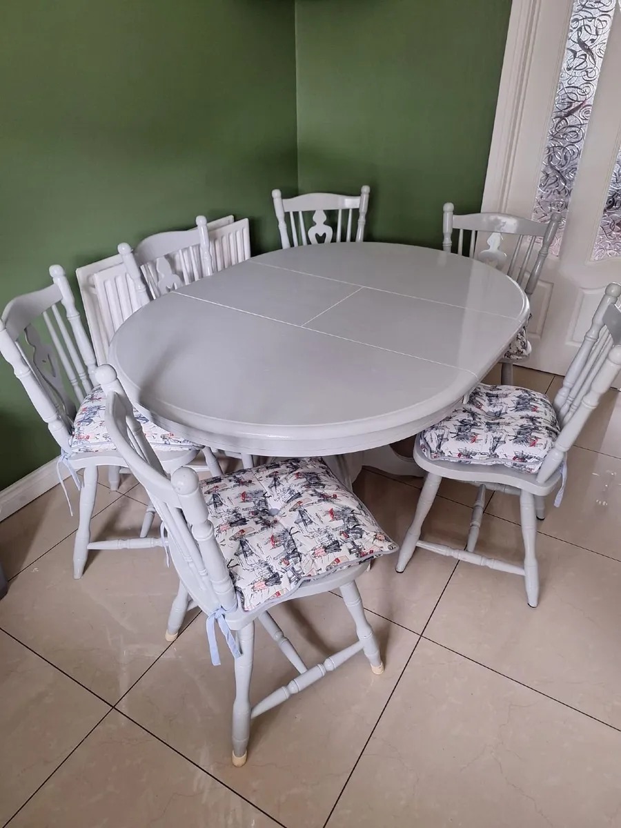 Extandable Table and six chairs - Image 2