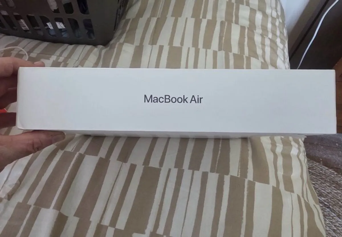 Apple MacBook Air M4 13.6 inch - Image 1