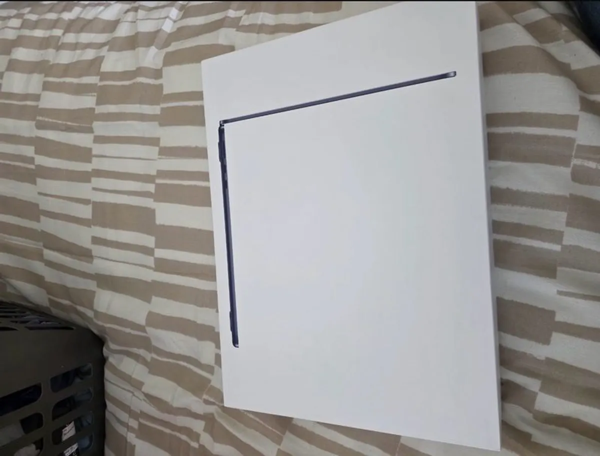 Apple MacBook Air M4 13.6 inch - Image 2