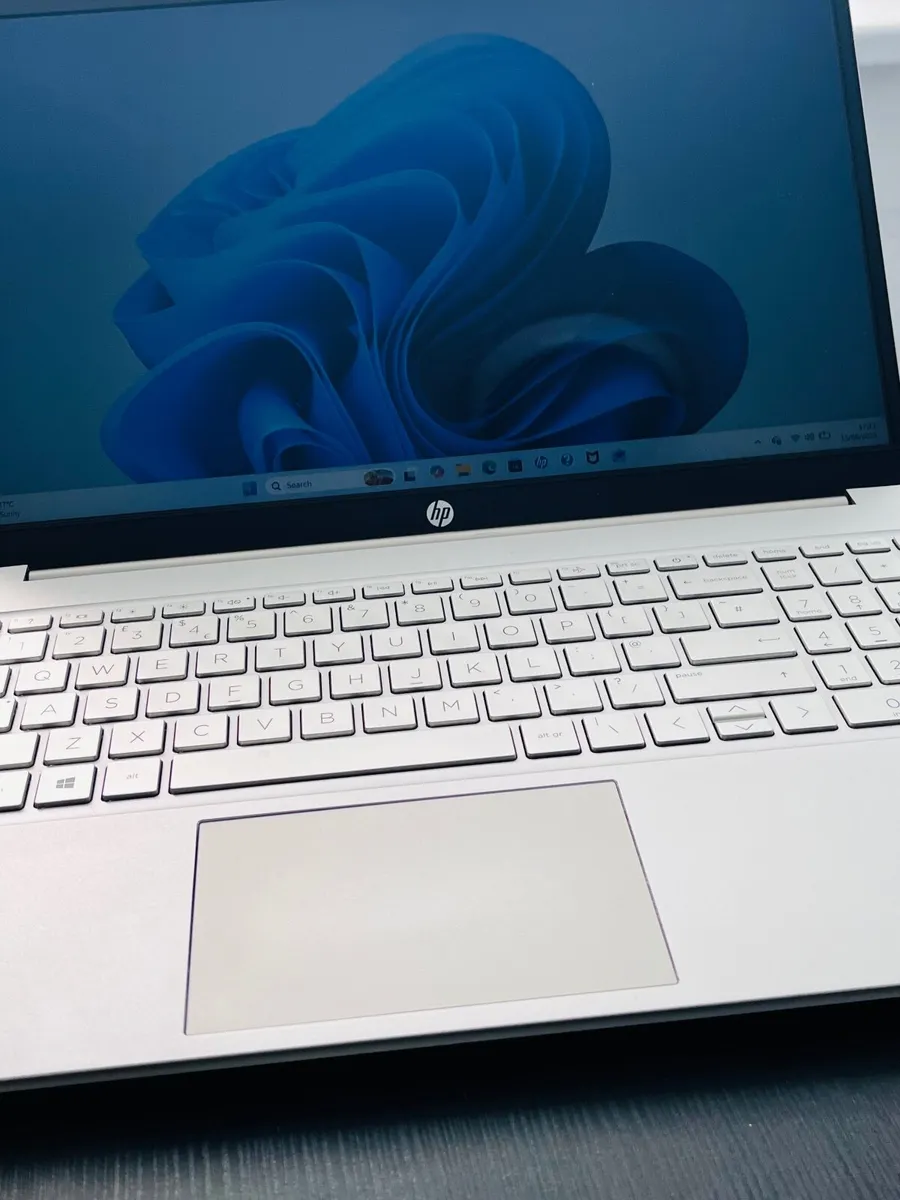Laptop - Image 2