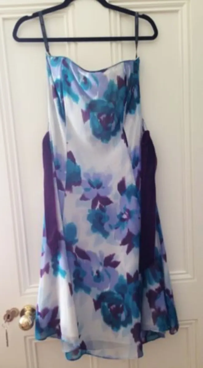 Debenhams Beautiful Floral Cocktail Dress: Size 10 - Image 2