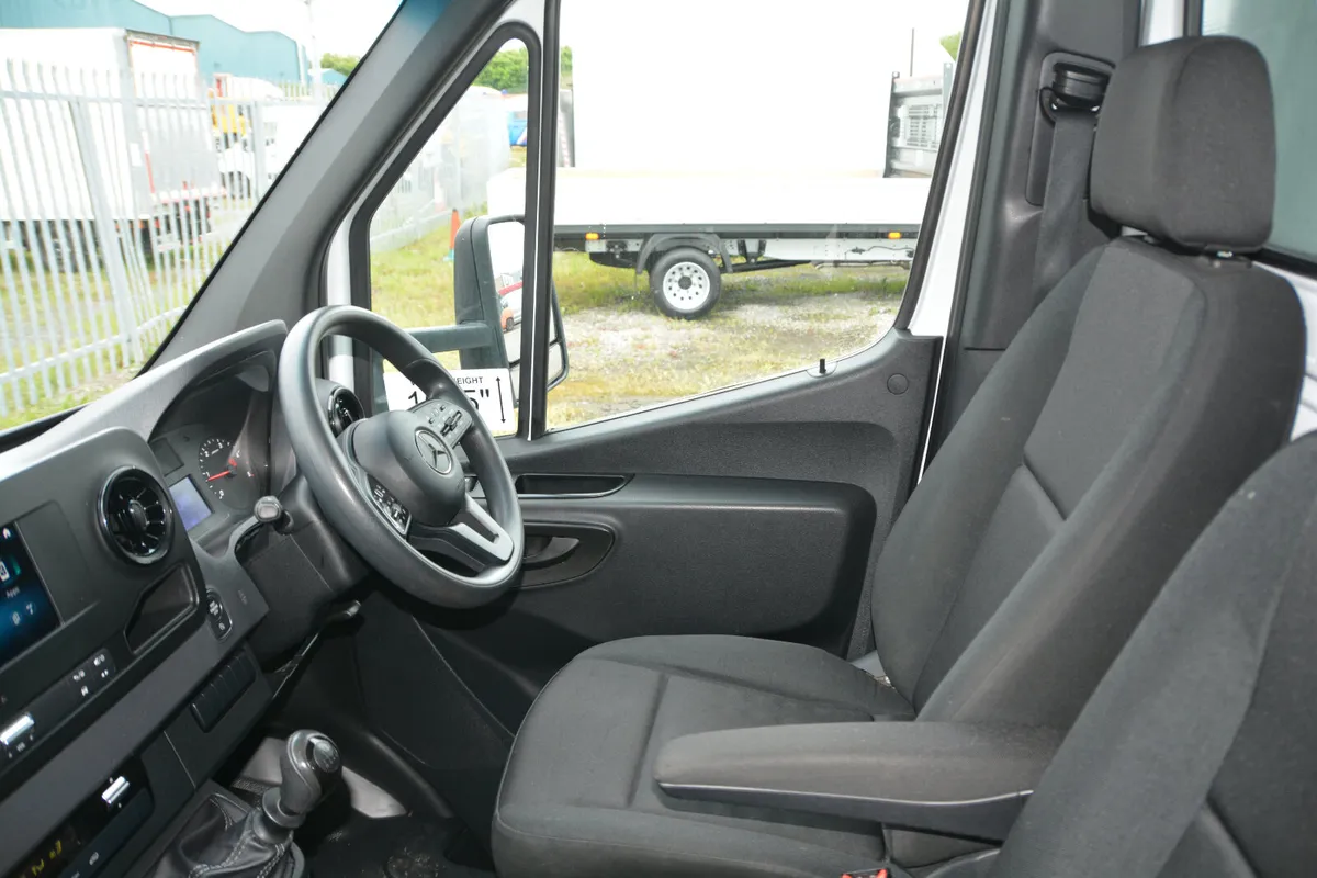 Mercedes-Benz Sprinter Luton Box & Tail Lift - Image 4