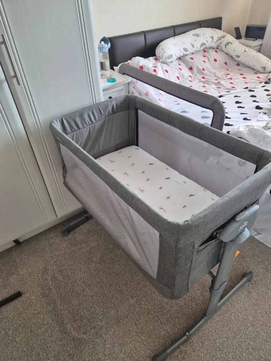 Joie Roomie Co-Sleeper Crib  Excellent Condition - Image 1
