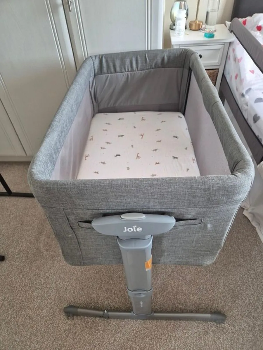 Joie Roomie Co-Sleeper Crib  Excellent Condition - Image 4