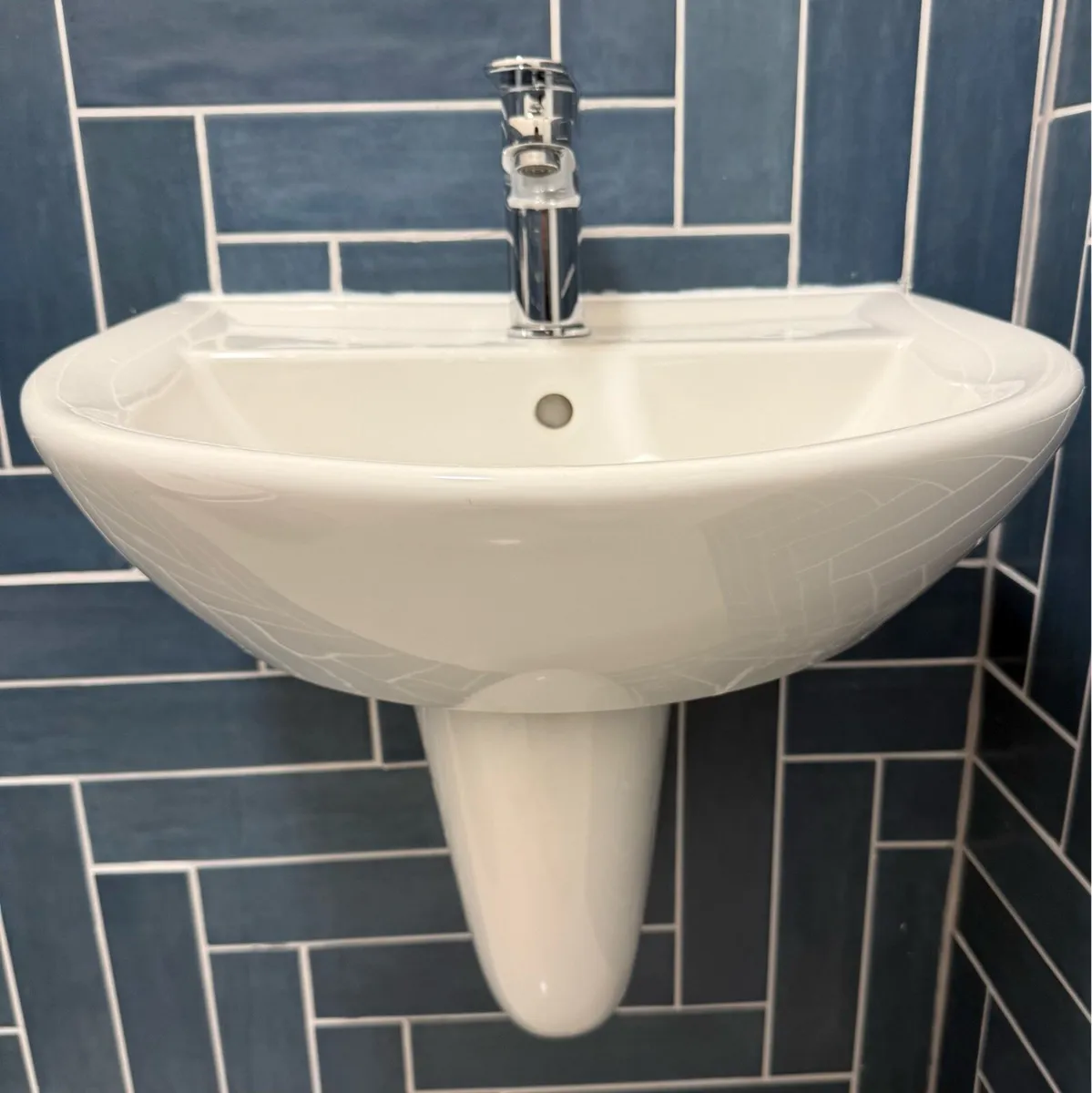 Basin with semi pedestal - Image 1
