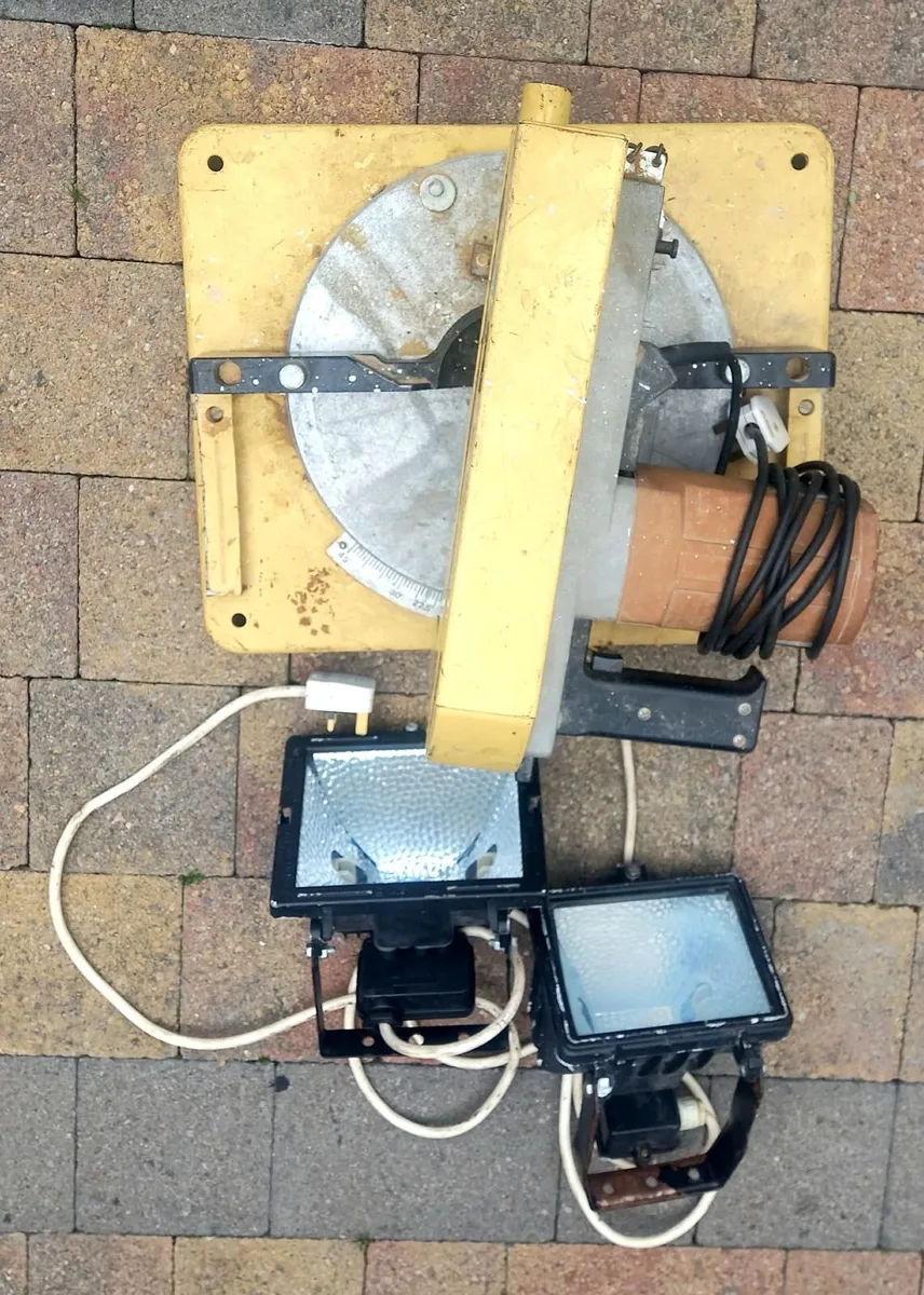 Cross cut saw. - Image 1
