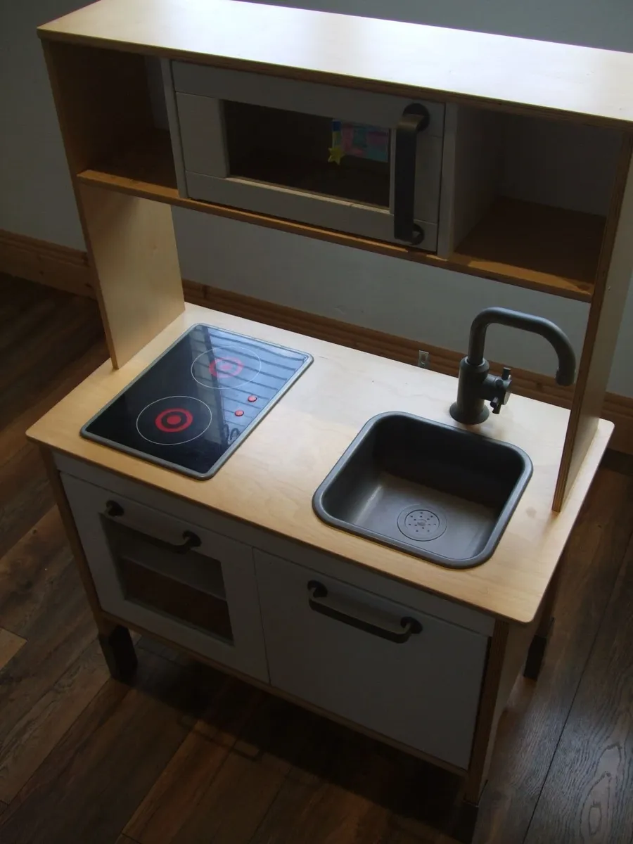 Children's play kitchen - Image 1