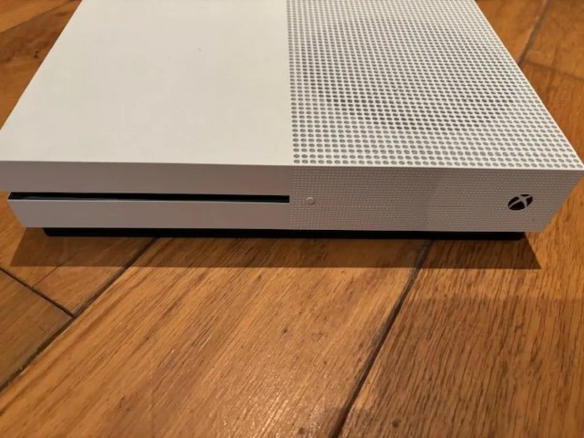 Xbox One bundle with 2 Controllers and 28 games - Image 1