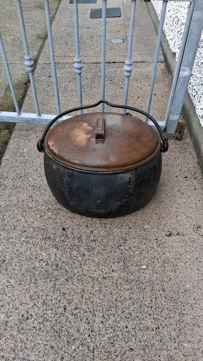 Original cast iron pot - Image 1