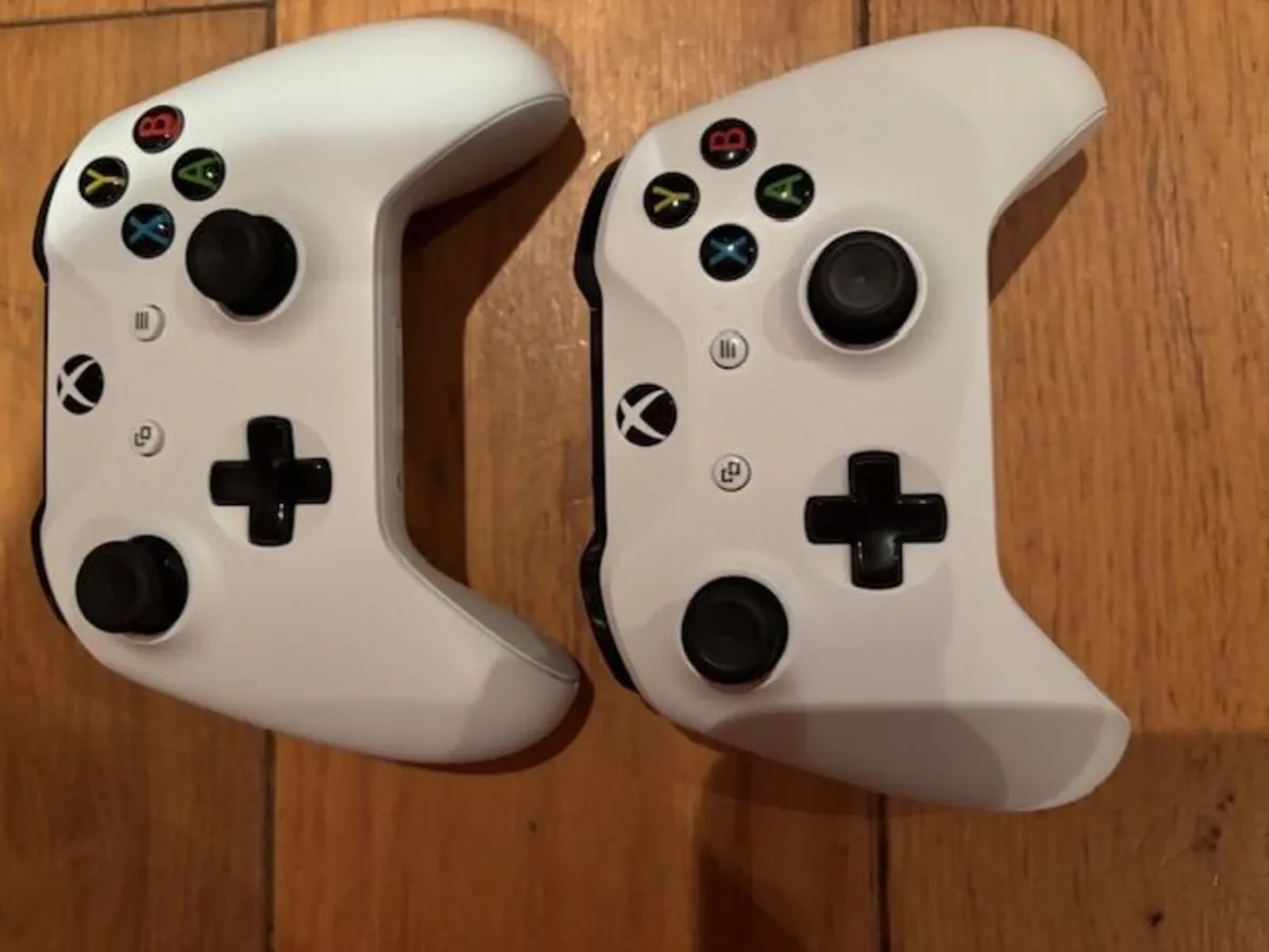 Xbox One bundle with 2 Controllers and 28 games - Image 2