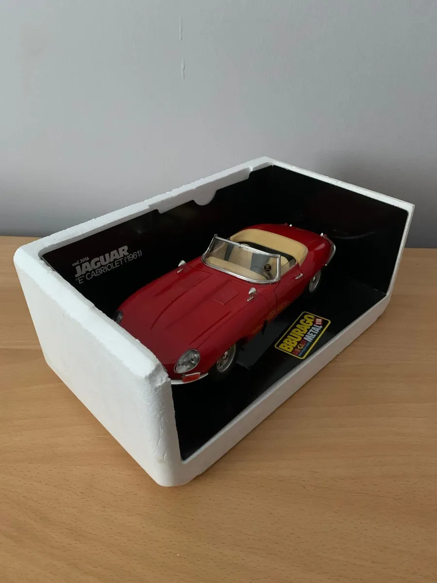 Jaguar E Cabriolet 1961 1/18 Burago Model Car - Image 3