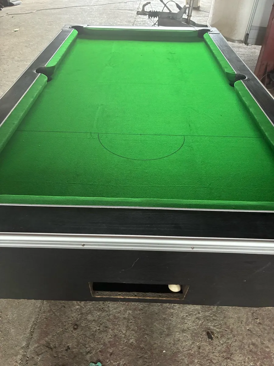 Pool table - Image 1