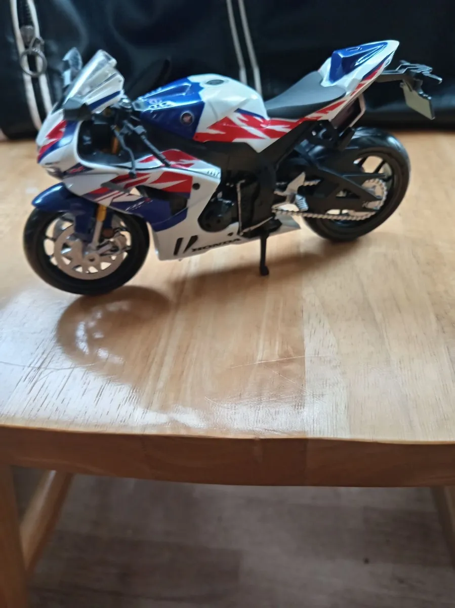 Honda cbr1000r 1:12 scale model brand new. - Image 3