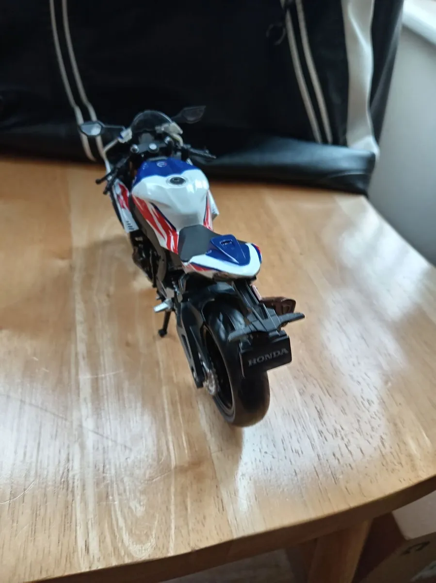 Honda cbr1000r 1:12 scale model brand new. - Image 4