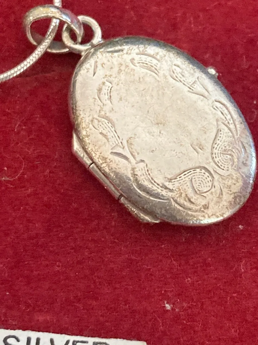 Sterling Silver locket and chain vintage - Image 4