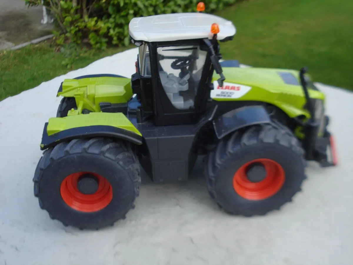 SIKU JOHN DEERE CLAAS 5000 XERION MODELS. 1/32 . - Image 2