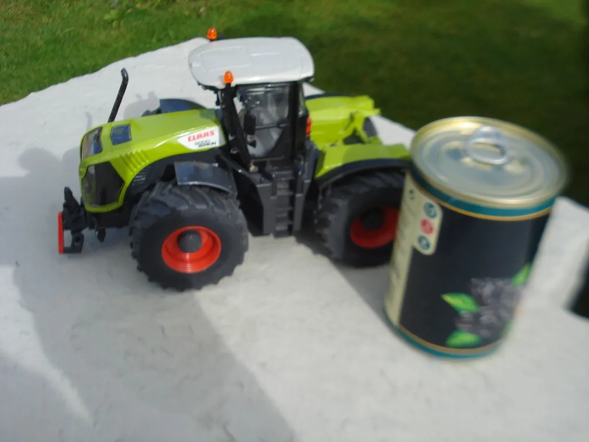 SIKU JOHN DEERE CLAAS 5000 XERION MODELS. 1/32 . - Image 1