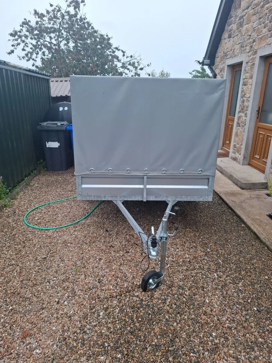 Trailer with cover - Image 1