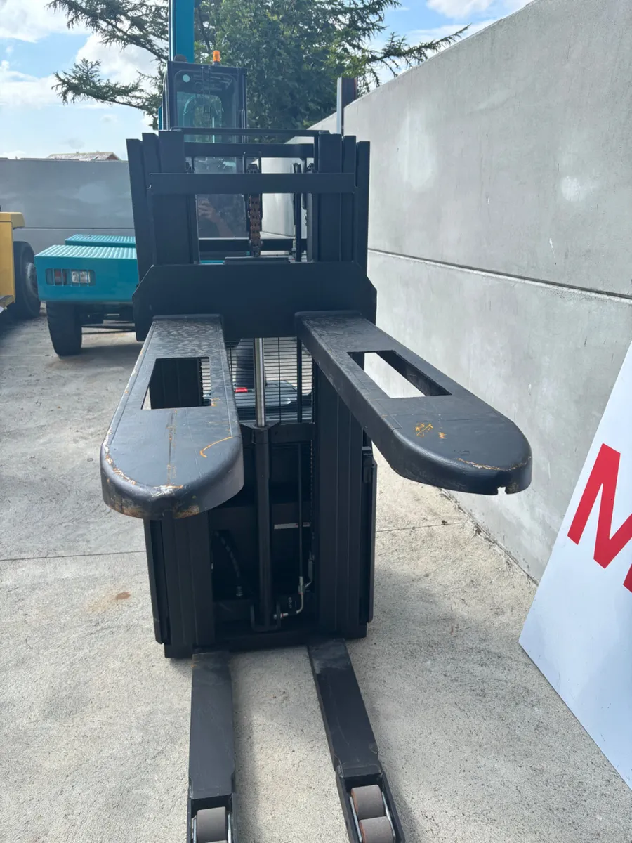 Toyota Pallet Stackers - Image 4