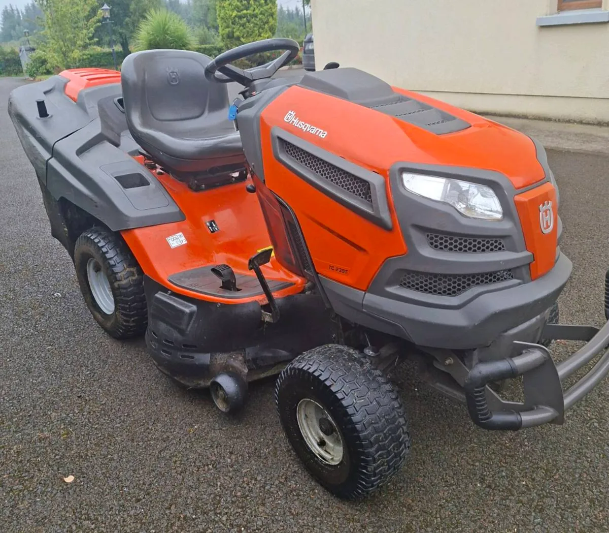 Husqvarna TC239t ride on mower - Image 2