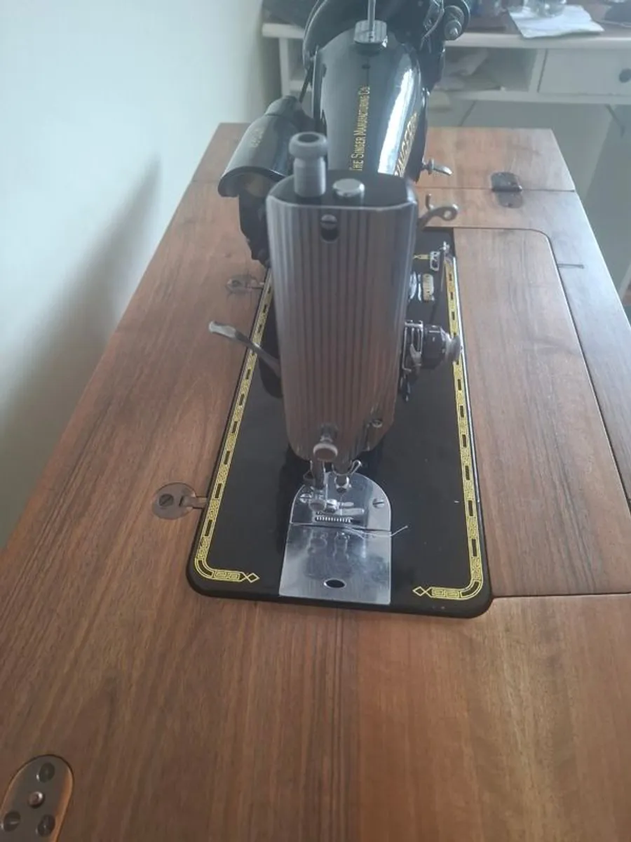 Vintage Singer Sewing Machine - Image 4