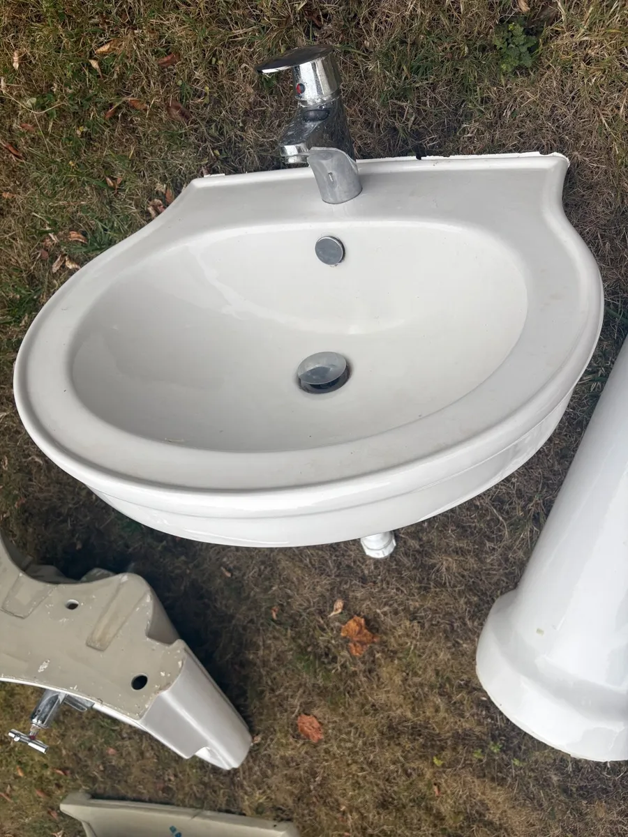 Ceramic sinks (x3) - Image 1