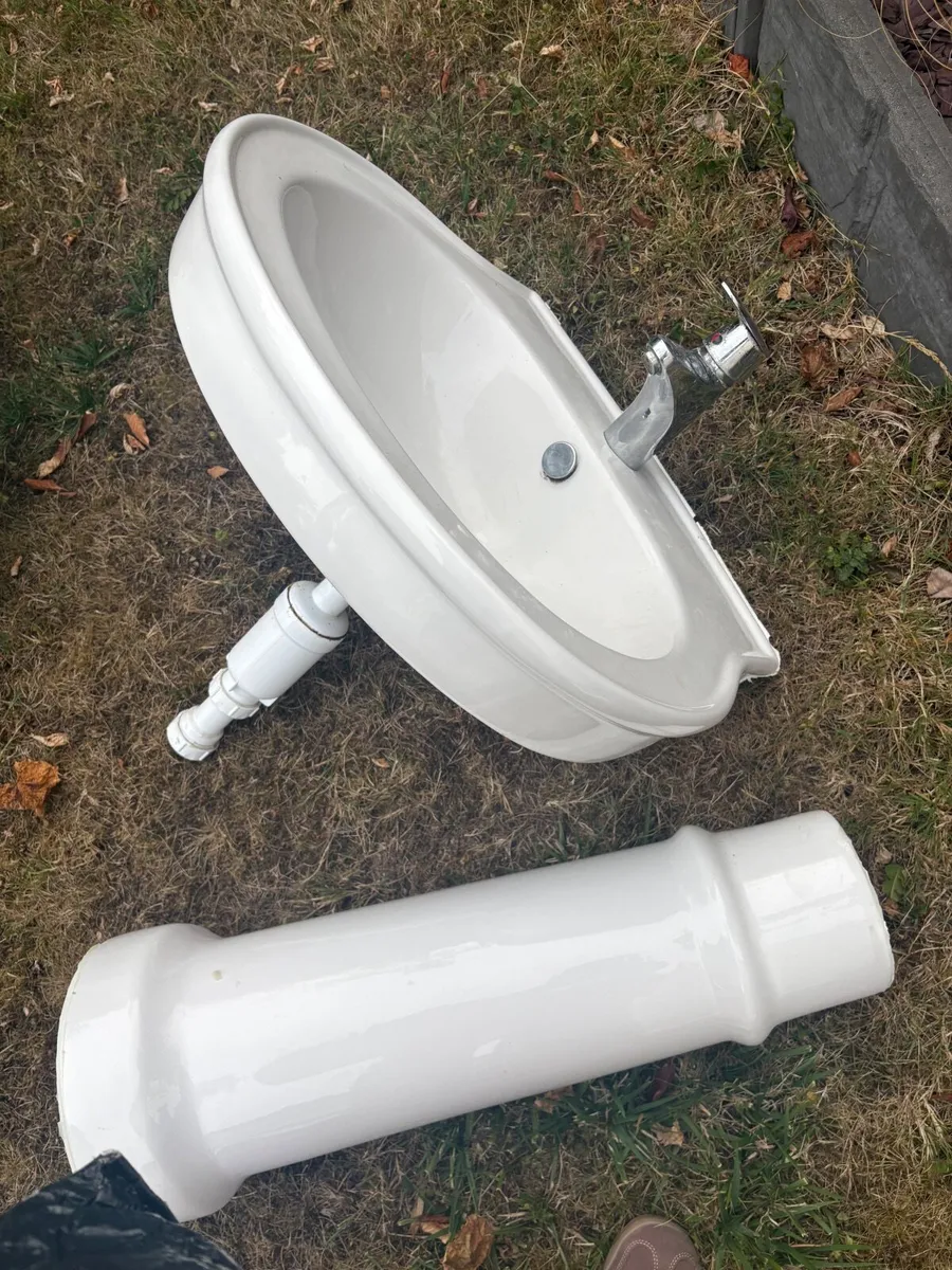 Ceramic sinks (x3) - Image 2
