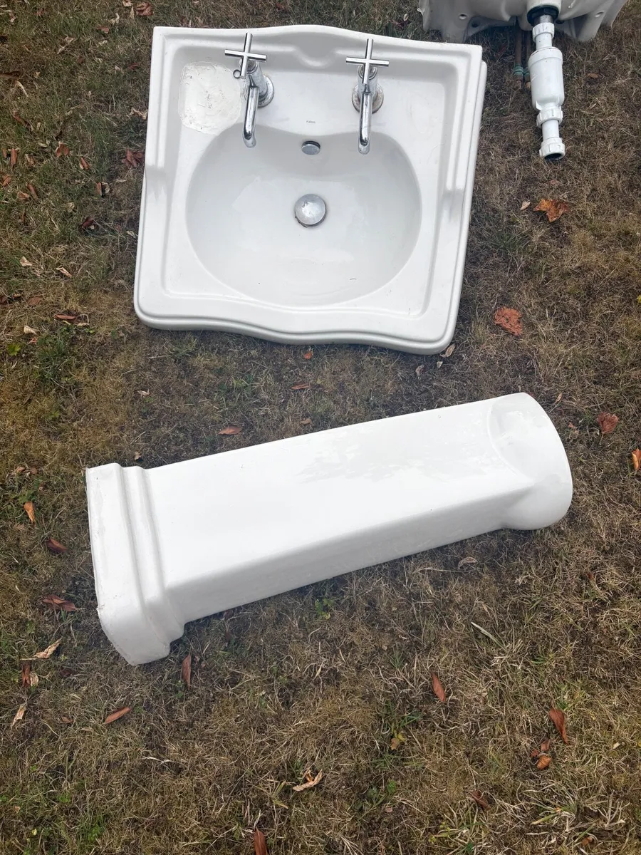 Ceramic sinks (x3) - Image 3