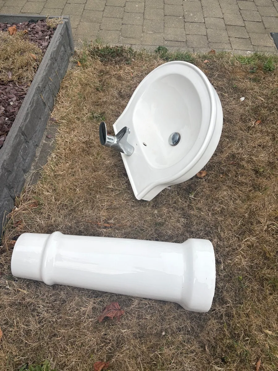 Ceramic sinks (x3) - Image 4