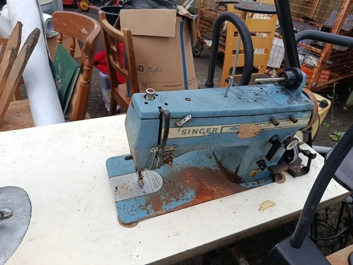 Singer sewing machine - Image 4