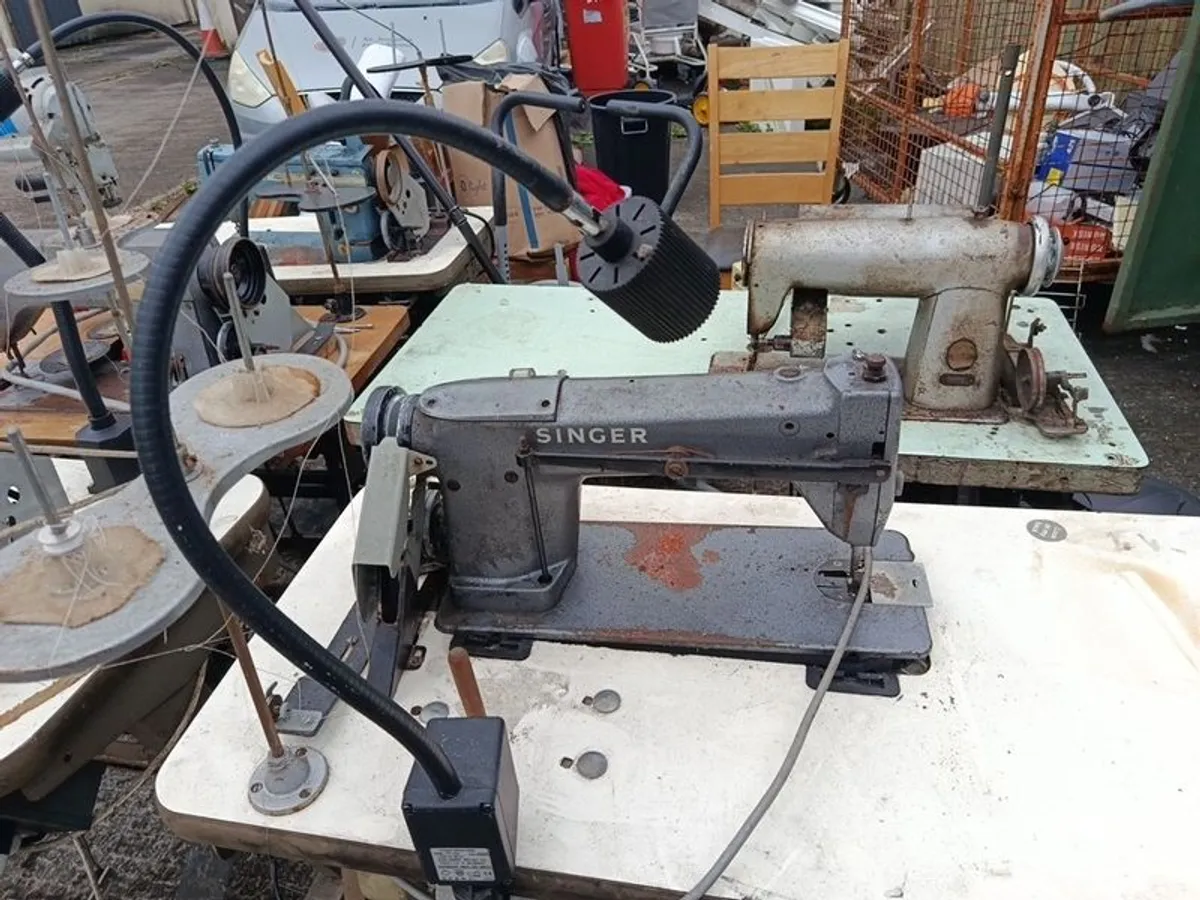 Singer sewing machine - Image 1