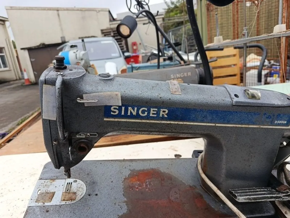 Singer sewing machine - Image 2