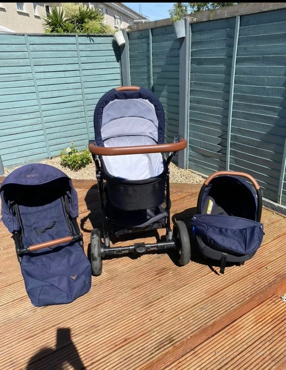 Venicci Pram / Travel System - Image 2